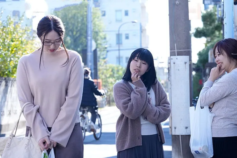 Trả thù mấy mụ nhà cạnh bên thường xuyên nói xấu bằng cách “cướp chồng yêu ả ta”