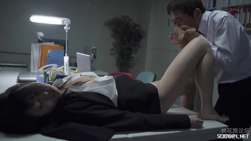 Em thư ký lầm than gặp phải gã sếp biến thái