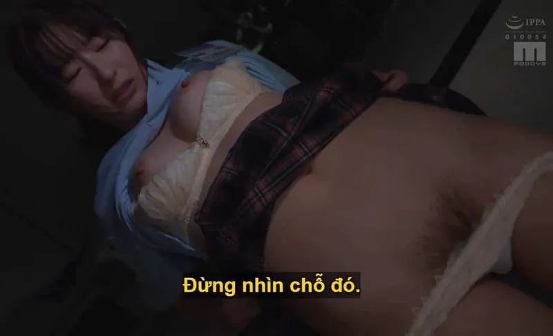 Người sếp trên lập mưu "làm tình" với cô em dưới quyền kiêu kỳ lười nhác, suốt ngày chỉ chăm chăm chat chit cùng bạn trai.