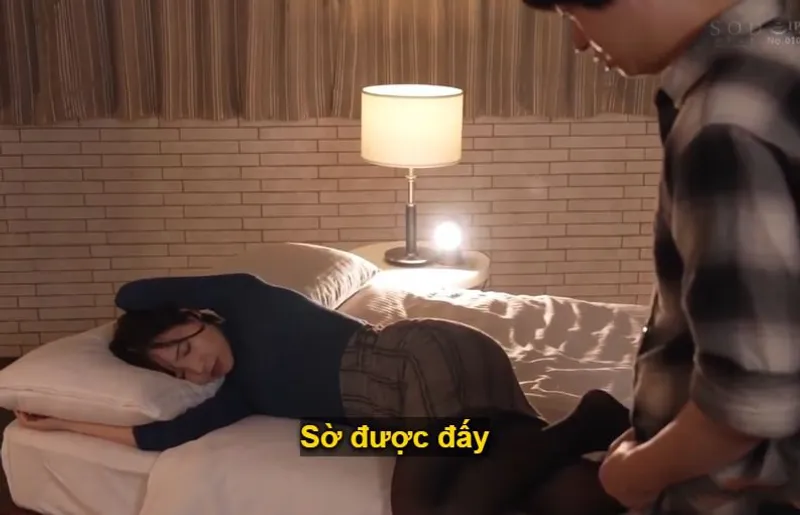 Một đêm mất ngủ với nữ phát thanh viên hiển hách khi ở cùng phòng khách sạn